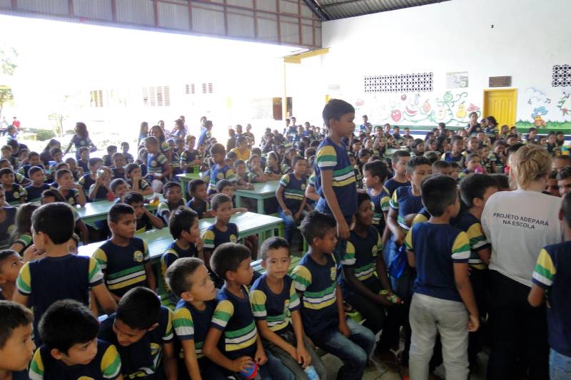 Conscientizar a população para adoção de medidas que contribuam para a prevenção e controle da raiva foi o objetivo da ação educativa realizada pela Agência de Defesa Agropecuária do Estado do Pará (Adepará) nos municípios de Melgaço, Portel e Breves, localizados no Arquipélago do Marajó. A ação, que ocorreu no período de 4 a 8 de junho, foi voltada para estudantes, produtores, agentes comunitários de saúde e a comunidade em geral. Foram realizadas reuniões de padronização com servidores das unidades locais da Adepará, entrevista em rádio e TV, palestras nas escolas e nas comunidades e oficina para os agentes comunitários de saúde. Ao todo, participaram das oficinas 160 agentes comunitários e mais de 250 estudantes de nível fundamental e médio.
FOTO: ASCOM ADEPARÁ
DATA: 08.05.2018
MELGAÇO - PARÁ <div class='credito_fotos'>Foto: ASCOM ADEPARÁ | <a href='/midias/2018/originais/a75818b8-61f0-436e-81cd-951a88c5b101.jpg' download><i class='fa-solid fa-download'></i> Download</a></div>