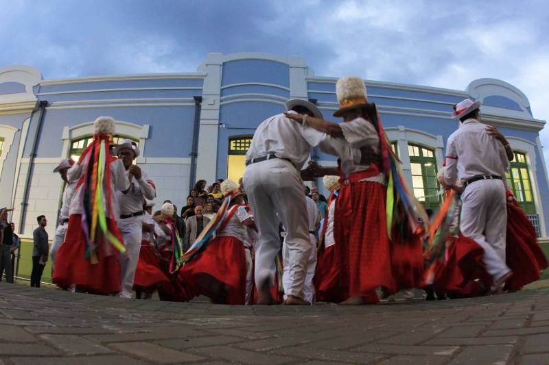 Ao som da Marujada, das ladainhas e do retumbão, o Governo do Estado inaugurou na noite de sábado, 15, o Liceu de Música de Bragança. A entrega do liceu e do teatro que compõe o projeto elaborado pela Secretaria de Estado de Cultura  (Secult)  aconteceu no clima da Marujada, festa folclórico-religiosa que começa neste domingo, 16.

FOTO: RODOLFO OLIVEIRA / AG. PARÁ
DATA: 16.12.2018
BRAGANÇA - PARÁ <div class='credito_fotos'>Foto: Rodolfo Oliveira/Ag. Pará   |   <a href='/midias/2018/originais/a75b2142-1d2d-4db5-bff9-c303a9214cff.jpg' download><i class='fa-solid fa-download'></i> Download</a></div>