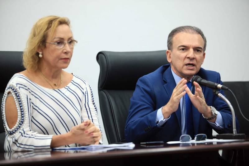 O Supremo Tribunal Federal (STF) acatou, nesta quarta-feira, 20, pedido do Governo do Estado, via Procuradoria-Geral do Estado (PGE), e suspendeu a decisão do Tribunal de Justiça do Estado do Pará (TJPA) sobre o pagamento do piso salarial aos professores. A Suspensão da liminar foi repassada à imprensa na tarde desta quarta-feira, em entrevista coletiva concedida pela secretária de Estado de Administração, Alice Viana (e), e pelo Procurador Geral do Estado, Ophir Cavalcante Junior (d). O piso salarial do magistério para o exercício de 2018 foi fixado pelo Ministério da Educação (MEC) em R$ 2.455,00. No Pará, o vencimento-base (composto por duas parcelas fixas), corresponde a R$ 3.772,69, “valor 49% superior ao piso nacional”, frisa a PGE. Já a remuneração média para o magistério no Estado é de cerca de R$ 4.800,00, superior em 95% ao atual piso nacional.
FOTO: MÁCIO FERREIRA / AG. PARÁ
DATA: 20.06.2018
BELÉM - PARÁ <div class='credito_fotos'>Foto: MÁCIO FERREIRA/ AG. PARÁ | <a href='/midias/2018/originais/a75b4aad-d231-444f-892a-599347da205b.jpg' download><i class='fa-solid fa-download'></i> Download</a></div>