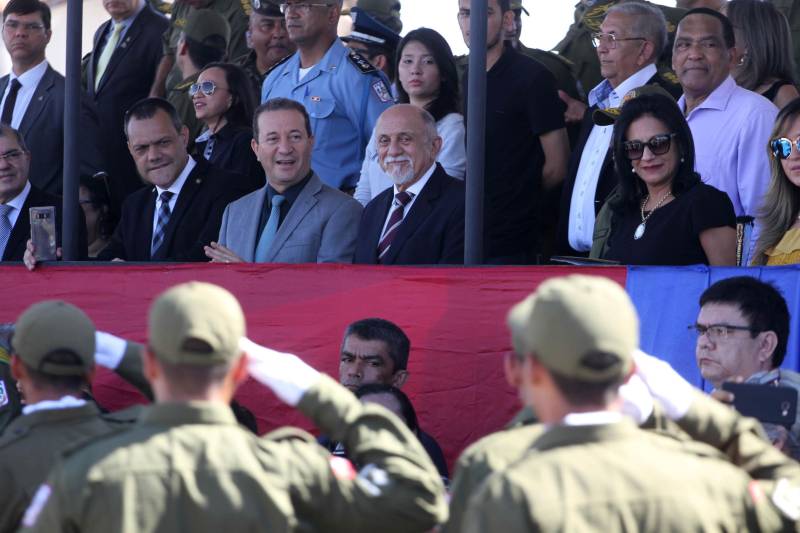 A cerimônia de formatura dos novos praças da Polícia Militar ocorreu na manhã desta segunda-feira (9), simultaneamente, em Belém e outros seis municípios paraenses: Santa Izabel, Castanhal, Barcarena, Capanema, Bragança e Tucuruí. Em Parauapebas, Marabá, Breves, Soure e Conceição do Araguaia, a formatura será celebrada na quinta-feira, dia 12. Na sexta-feira, dia 13, é a vez de Santarém, Altamira, Paragominas e Itaituba. O governador Simão Jatene presidiu a cerimônia de formatura no Portal da Amazônia, bairro da Cidade Velha, em Belém. Milhares de familiares dos formandos lotaram o espaço para entregar aos novos policiais militares seus diplomas de conclusão de curso.
FOTO: CRISTINO MARTINS / AG. PARÁ
DATA: 09.07.2018
BELÉM - PARÁ <div class='credito_fotos'>Foto: Cristino Martins/Ag. Pará | <a href='/midias/2018/originais/a75ba572-4897-48b9-9c11-bf0f72c4417d.jpg' download><i class='fa-solid fa-download'></i> Download</a></div>