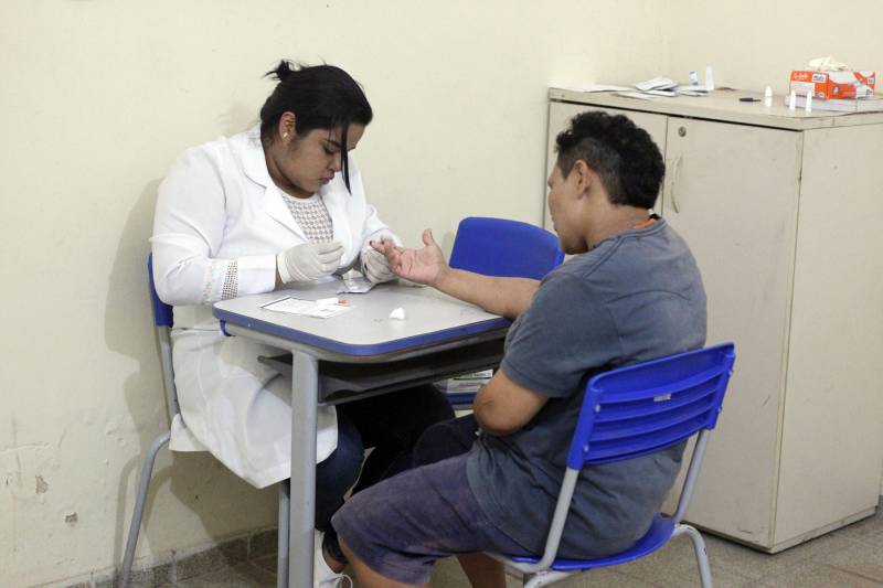 Um encontro dedicado aos cuidados com a saúde e à prevenção do vírus HIV foi realizado na manhã desta terça-feira (20) pela Universidade Federal do Pará (UFPA), dentro do Projeto de Pesquisa e Extensão “Defesa e Paz Social”, desenvolvido por alunos do curso de Serviço Social, em parceria com a Superintendência do Sistema Penitenciário do Estado (Susipe) e apoio da Universidade da Amazônia (Unama). A ação beneficiou internas do Centro de Recuperação Feminino (CRF), localizado em Ananindeua (Região Metropolitana de Belém). O objetivo foi proporcionar troca de experiências, esclarecimentos sobre prevenção, tratamento e realização de teste para o diagnóstico do vírus HIV.
FOTO: AKIRA ONUMA/ASCOM SUSIPE
DATA: 20.11.2018
ANANINDEUA - PARÁ <div class='credito_fotos'>Foto: Akira Onuma / Ascom Susipe | <a href='/midias/2018/originais/a761c95a-6a60-4e96-9e17-8ded37ce0990.jpg' download><i class='fa-solid fa-download'></i> Download</a></div>