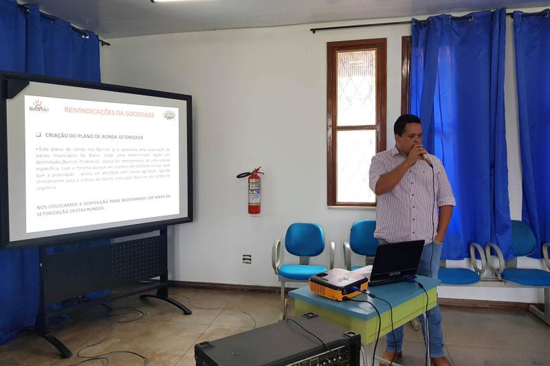 Junto com representantes da sociedade civil, sistema de segurança pública e poderes legislativo e executivo de Redenção, o Centro Regional de Governo do Sudeste do Pará discutiu, nesta quarta-feira, 23, em reunião estratégica, políticas públicas para a área da segurança no município. 

FOTO: ASCOM / CRGSP
DATA: 23.05.2018
MARABÁ - PARÁ <div class='credito_fotos'>Foto: ASCOM CRGSP   |   <a href='/midias/2018/originais/a76a9ebf-0357-4d79-b7ef-96c16c7c390e.jpg' download><i class='fa-solid fa-download'></i> Download</a></div>