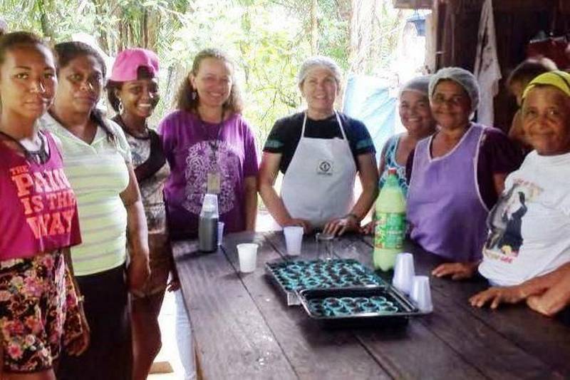 Gilma Silva, técnica da Empresa de Assistência Técnica e Extensão Rural do Estado do Pará (Emater-Pará), especialista em alimentação alternativa com ênfase em aproveitamento integral de alimentos, lotada no escritório local de Marituba, cumpre nesta quarta-feira (4), no Centro de Referência de Assistência Social (Cras) Dom Zico, no município, mais uma atividade na área de aproveitamento de alimentos.
FOTO: ASCOM EMATER
DATA: 04.07.2018
MARITUBA - PARÁ <div class='credito_fotos'>Foto: ASCOM EMATER | <a href='/midias/2018/originais/a76d5553-06e3-4aff-8b66-8a0a86305934.jpg' download><i class='fa-solid fa-download'></i> Download</a></div>