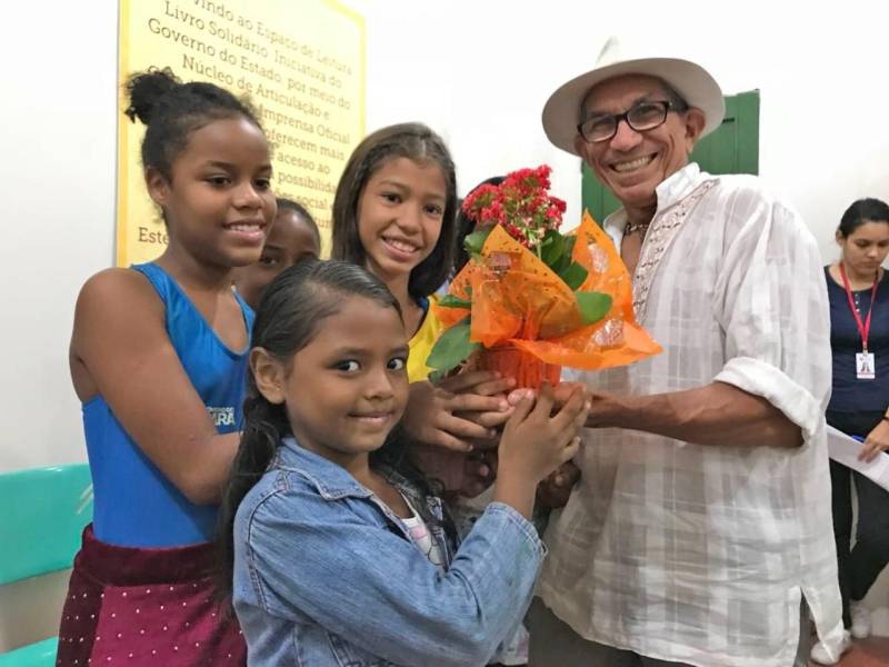 “A leitura me traz sonhos. Fico imaginando as histórias”. As palavras da estudante Luana Campos Ferreira, de 10 anos, foram ditas durante a inauguração do Espaço de Leitura do projeto “Livro Solidário” no polo Pro Paz Ufra (Universidade Federal Rural da Amazônia), nesta quarta-feira, 14, data em que se comemora o Dia do Poeta. Neta de poetisa, Luana gosta de ler gibis e de escrever histórias de terror, suspense e ação. Ela é uma das 322 crianças e adolescentes que moram nos bairros da Terra Firme e Guamá, e que são atendidas no polo. A parceria entre a Imprensa Oficial do Estado (IOE) e o Pro Paz garante mais uma opção de atividade no local, que já oferece opções de esporte e lazer. O evento de inauguração contou com a presença de crianças atendidas no polo, pais e também do poeta Antônio Juraci Siqueira (der chapéu) e do ator Eli Chaves que apresentou a performance “O menino e o livro”. As crianças também fizeram leituras de poemas e homenagearam o poeta Juraci Siqueira.
FOTO: ASCOM / IOE
DATA: 14.03.2018
BELÉM - PARÁ <div class='credito_fotos'>Foto: ASCOM IOE | <a href='/midias/2018/originais/a76e8f99-3417-4784-8152-c8ecf7389779.jpg' download><i class='fa-solid fa-download'></i> Download</a></div>
