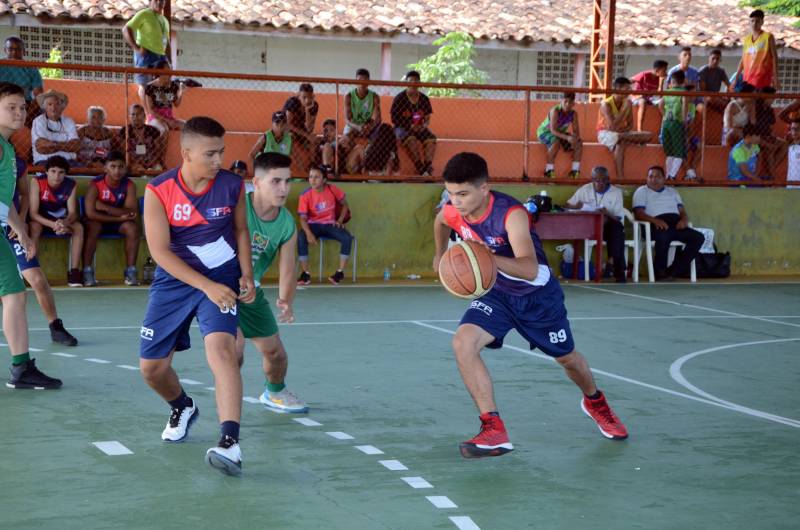 No momento em que os Jogos Estudantis Paraenses (Jeps) atingem a marca histórica de 60 anos, o município de Mocajuba (foto), na Região do Baixo-Tocantins, está em festa ao sediar, desde a quarta-feira, 16, as competições regionais do evento estudantil.
FOTO: ELISEU DIAS / ASCOM SEDUC
DATA: 17.05.2018
MOCAJUBA - PARÁ <div class='credito_fotos'>Foto: Eliseu Dias / Ascom Seduc | <a href='/midias/2018/originais/a76fde1e-1336-48ed-83df-41a1fccd93e3.jpg' download><i class='fa-solid fa-download'></i> Download</a></div>