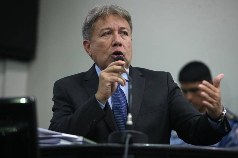 O governador Simão Jatene entregou, na manhã desta terça-feira (6), a "Mensagem Governamental do Pará à Assembleia Legislativa 2018", em sessão especial que abriu os trabalhos da Casa no exercício 2018. A leitura do documento destacou os principais resultados alcançados pelo governo no ano anterior e fez prognósticos de obras e serviços previstos para este ano. Na foto, o deputado estadual Iran Lima.
FOTO: ANTONIO SILVA / AG. PARÁ
DATA: 06.02.2018
BELÉM - PARÁ <div class='credito_fotos'>Foto: Antônio Silva/Ag. Pará | <a href='/midias/2018/originais/a770cffb-ed0c-4072-b009-7ba1f4fc3c44.jpg' download><i class='fa-solid fa-download'></i> Download</a></div>