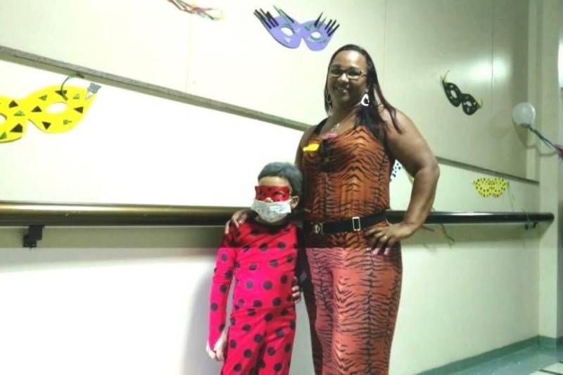 A filha de seis anos de Tiane Werneck (foto) está há um ano e quatro meses em tratamento contra a leucemia. A mãe destaca a humanização como um diferencial do HRBA. Durante o Carnaval, por exemplo, mãe e filha se divertiram durante o bailinho realizado no próprio hospital.
FOTO: JOAB FERREIRA / ASCOM HRBA
DATA: 16.02.2018
SANTARÉM - PARÁ <div class='credito_fotos'>Foto: Joab Ferreira / Ascom HRBA | <a href='/midias/2018/originais/a7974ade-3578-455a-ac04-443c58a13e3e.jpg' download><i class='fa-solid fa-download'></i> Download</a></div>