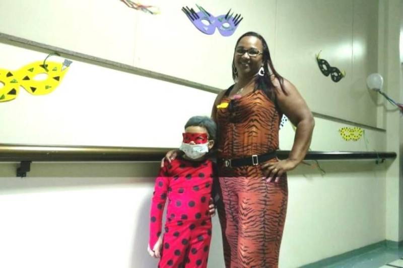 A filha de seis anos de Tiane Werneck (foto) está há um ano e quatro meses em tratamento contra a leucemia. A mãe destaca a humanização como um diferencial do HRBA. Durante o Carnaval, por exemplo, mãe e filha se divertiram durante o bailinho realizado no próprio hospital. 

FOTO: JOAB FERREIRA / ASCOM HRBA
DATA: 16.02.2018
SANTARÉM - PARÁ <div class='credito_fotos'>Foto: Joab Ferreira / Ascom HRBA   |   <a href='/midias/2018/originais/a7974ade-3578-455a-ac04-443c58a13e3e.jpg' download><i class='fa-solid fa-download'></i> Download</a></div>