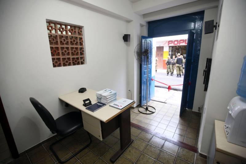 Leia Braúna mora há dois anos e meio no bairro da Cidade Velha e vê com alegria a instalação de uma sede da Polícia Militar na Rua Dr. Assis, bem pertinho de sua casa. O novo prédio da 1ª Companhia do 2º Batalhão da PM foi inaugurado na tarde desta quinta-feira, 5, e agora além de estar mais acessível aos moradores dos bairros da Campina, Reduto e Cidade Velha, oferece melhores condições de trabalho aos militares. O local foi cedido pela Arquidiocese de Belém em fevereiro deste ano de forma gratuita e por tempo indeterminado. Antes disso, a sub-unidade funcionava no 3º andar da seccional do Comércio. O Major Luiz Octávio, comandante do 2º Batalhão, informa que a Companhia atua com 165 policiais militares, que atendem cerca de 24 mil moradores da área. “A proximidade da Polícia Militar com a comunidade é um ponto primordial da instalação da 1ª Companhia, além de ser estratégico, porque se coloca em uma posição de atendimento rápido tanto ao Reduto, quanto para Campina e a própria Cidade Velha”, afirmou o oficial.
FOTO: CARLOS SODRÉ / AG. PARÁ
DATA: 05.04.2018
BELÉM - PARÁ <div class='credito_fotos'>Foto: Carlos Sodré/Agência Pará | <a href='/midias/2018/originais/a79caf9d-b352-4587-83a7-50d9abffd03d.jpg' download><i class='fa-solid fa-download'></i> Download</a></div>
