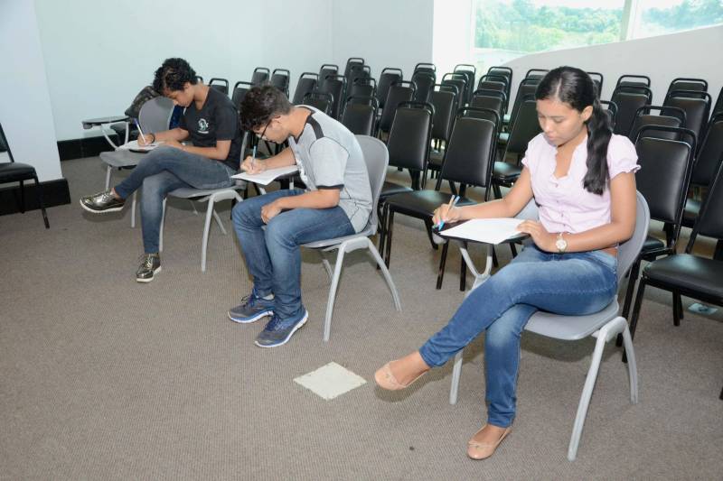 A programação da Feira nesta edição conta ainda com um concurso de redação (foto) promovido pela Secretaria de Estado de Educação (Seduc), em parceria com a Secretaria de Estado de Cultura (Secult) com o tema "Caminhos para paz". O concurso vai selecionar alunos representantes de Unidades Seduc na Escola (USE). Este ano, participam estudantes das USEs 7, 10, 13 e 15. "De cada uma, serão selecionados 15 alunos do 2º e 3º anos ensino médio. Aqueles que tiverem melhor desempenho vão representar a sua unidade. E aqui eles produzem a redação para ser avaliada pela banca julgadora", explicou a coordenadora do Sistema Estadual de Bibliotecas Escolares (Siebe), da Seduc, Arilene Piedade. A aluna Louíse Cordeiro, 15 anos, estudante do 2º ano na Escola Estadual Cornélio de Barros, no bairro da Marambaia, teve o apoio e orientação dos professores e um incentivo especial para produzir os seus textos. "Quando era mais nova, gostava de andar de patins, meus pais então tiveram a ideia de me pedir para fazer uma redação sobre o assunto, como forma de me incentivar e deu super certo", contou.
FOTO: ELISEU DIAS / ASCOM SEDUC
DATA: 04.06.2018
BELÉM - PARÁ <div class='credito_fotos'>Foto: Eliseu Dias / Ascom Seduc | <a href='/midias/2018/originais/a7a15e68-759f-430c-a35d-bbc4c199e179.jpg' download><i class='fa-solid fa-download'></i> Download</a></div>