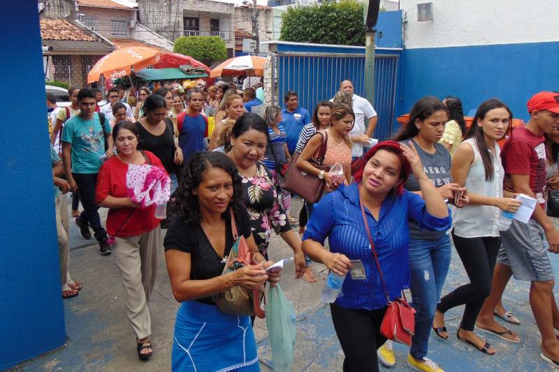 Com provas em Belém, Castanhal, Itaituba, Altamira, Santarém e Marabá, o concurso público da Superintendência do Sistema Penitenciário do Estado (Susipe) que oferece 969 vagas iniciou neste domingo, 11, pela manhã. Dos 17.545 que deveriam fazer a prova no período da manhã, 12.391 compareceram para concorrer aos cargos de Assistente Administrativo, Enfermagem, Pedagogo (Especialista em Educação) e Técnico em Gestão de Informática, cargos com provas pela manhã. De acordo com a empresa AOCP Concursos Públicos, organizadora do certame, 5.063 candidatos faltaram representando 29.01% do quantitativo que deveria fazer a prova nesta manhã. O concurso também terá provas a tarde e no próximo domingo, 18.Em Castanhal, dos 1.740 candidatos inscritos para o cargo de assistente administrativo, 452 faltaram, mais de 25% do total de inscritos. O candidato Werleson Silveira veio de Bragança fazer a prova em Castanhal. Ele já é concurseiro e está ansioso pra entrar no mercado de trabalho. “É o terceiro concurso que faço, mas ainda não consegui passar. Estou confiante neste concurso. Estudei em casa mesmo. Comprei apostila e assisti às aulas pela internet também. Estou desempregado e espero ter um bom resultado”, disse.
FOTO: CARLOS SODRÉ / AG PARÁ
DATA: 11.03.2018
BELÉM - PARÁ <div class='credito_fotos'>Foto: Carlos Sodré /Ag. Pa | <a href='/midias/2018/originais/a7a455d9-eb5c-4e2e-9cd2-5e9b32e4e143.jpg' download><i class='fa-solid fa-download'></i> Download</a></div>