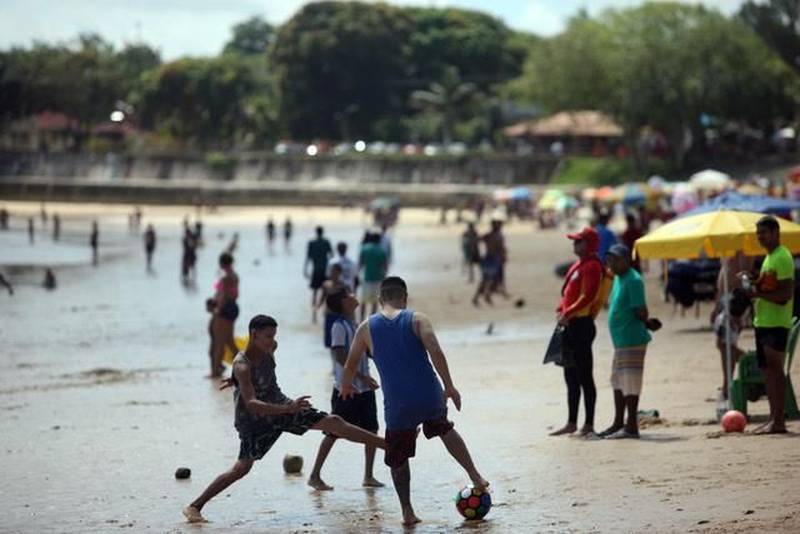 O segundo final de semana das férias escolares foi marcado pela tranquilidade no distrito de Mosqueiro (foto). Uma das 86 localidades do Estado que recebe atenção especial durante a Operação Verão 2018. As ações começaram na sexta-feira (29) e vão até o dia 31 de julho, com a participação de mais de 8 mil agentes de segurança pública. Uma das novidades deste ano é o funcionamento dos Centros de Comando Integrado, com a participação de órgãos estaduais e municipais, sob a coordenação da Secretaria de Estado de Segurança Pública e Defesa Social ( Segup). O espaço é identificado com placas em quatro idiomas para auxiliar as pessoas em casos de furtos ou acidentes.
FOTO: MARCELO LELIS / AG. PARÁ
DATA: 08.07.2018
MOSQUEIRO - PARÁ <div class='credito_fotos'>Foto: Marcelo Lelis / Ag. Pará | <a href='/midias/2018/originais/a7a540ba-78d5-4913-bc3a-12927e689e85.jpg' download><i class='fa-solid fa-download'></i> Download</a></div>