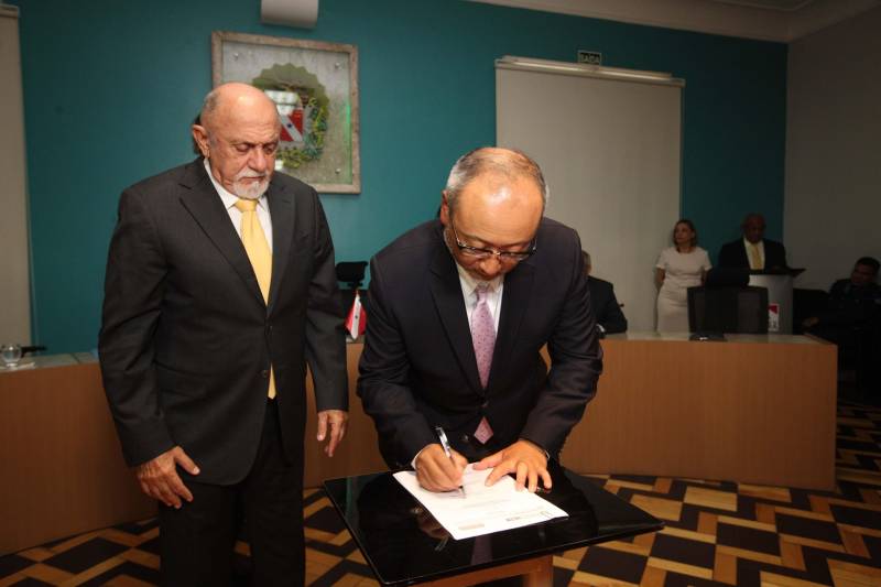 Governo do Estado, Agência de Cooperação Internacional do Japão (Jica) e Embaixada do Japão no Brasil assinaram (foto) no final da tarde desta sexta-feira a Ordem de Serviço que marca que marca o início das obras na Rodovia BR-316. As obras iniciam já na próxima segunda-feira.Com projeto arrojado, que trará grande reforma estrutural para a entrada da capital paraense, desde a rede de drenagem, até os chamados retoques finos, como paisagismo e moderna rede de iluminação pública em LED, abrange os municípios de Belém, Ananindeua e Marituba, em 10,8 km de extensão. As obras de reconstrução e requalificação incluem pistas com três faixas de rolagem nos dois sentidos, com pavimento flexível, uma faixa (em cada sentido) exclusiva para o BRT Metropolitano, duas ciclovias bidirecionais, gramado próximo à ciclovia para arborização, dois passeios para circulação de pedestres com 2,5m de largura, faixa de piso tátil e rampas de acessibilidade, de acordo com a legislação vigente, além de mobiliário urbano (bancos, lixeiras e abrigos em paradas de ônibus convencionais).

FOTO: SIDNEY OLIVEIRA / AG. PARÁ
DATA: 07.12.2018
BELÉM - PARÁ <div class='credito_fotos'>Foto: Sidney Oliveira/Ag. Pará   |   <a href='/midias/2018/originais/a7ab7bbe-ae64-4bb1-a30a-6f249bb97e59.jpg' download><i class='fa-solid fa-download'></i> Download</a></div>