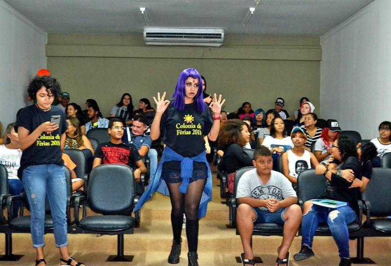 O grupo +GEEK, por meio de uma parceria com a Fundação Cultural do Pará (FCP), realizará o evento de cultura nerd +HERO DAY, com oficinas, palestras e jogos à disposição do público, gratuitamente. A programação começará na quinta-feira (22), das 14 às 19 h, e será encerrada no sábado (24). Os termos nerd e geek já fazem parte da realidade da maioria dos jovens, e estão inseridos em um dos mercados que mais crescem no mundo. Referem-se a jogos, histórias em quadrinhos, livros, filmes e séries, geralmente ligados à fantasia ou ficção científica. As fantasias, ou cosplays, também ganham destaque em eventos como esse, quando os frequentadores se vestem como seus personagens preferidos.
FOTO: ASCOM / FCP
DATA: 20.03.2018
BELÉM - PARÁ <div class='credito_fotos'>Foto: ASCOM FCP | <a href='/midias/2018/originais/a7b245b6-bf00-429f-b361-fac7d1400599.jpg' download><i class='fa-solid fa-download'></i> Download</a></div>
