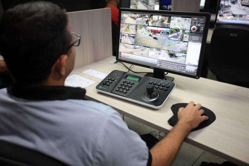 O 190 funciona para comunicação de urgências e emergências, ou seja, fatos que estejam em andamento ou tenham acabado de ocorrer, e é gerenciado pelo Centro Integrado de Operações (Ciop), que agrega todos os órgãos de segurança pública do Estado: Polícia Militar, Polícia Civil, Corpo de Bombeiros, Detran e a Superintendência do Sistema Penitenciário (Susipe).

FOTO: RODOLFO OLIVEIRA / AG. PARÁ
DATA: 24.05.2018
BELÉM - PARÁ <div class='credito_fotos'>Foto: Rodolfo Oliveira/Ag. Pará   |   <a href='/midias/2018/originais/a7b6f34f-fe84-4b9e-893a-ae3f72ed294c.jpg' download><i class='fa-solid fa-download'></i> Download</a></div>