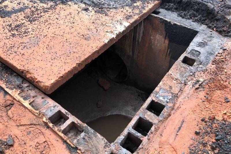 A Secretaria de Meio Ambiente e Sustentabilidade do Pará (Semas) aplicou um novo auto de infração contra a refinadora Hydro, em Barcarena, na quinta-feira, 15. Com esta, já são oito ações semelhantes (entre notificações e auto de infrações), por diferentes motivos, realizados contra a empresa por parte da Semas nos últimos 30 dias. As equipes de fiscalização do órgão, que mantém monitoramento e trabalho permanente na área, identificaram um desvio da drenagem de água pluvial do galpão de carvão da empresa para uma canaleta de drenagem da empresa Albrás, que passa pela área da Alunorte, outra empresa localizada na mesma área.
FOTO: ASCOM SEMAS
DATA: 18.03.2018
BRACARENA - PARÁ <div class='credito_fotos'>Foto: ASCOM SEMAS | <a href='/midias/2018/originais/a7c9a593-ca07-4740-ae8a-c177955a9b95.jpg' download><i class='fa-solid fa-download'></i> Download</a></div>