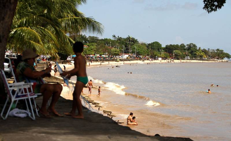 Com o início das férias escolares é hora de pegar a estrada para curtir as inúmeras opções de praias e balneários que o Pará dispõe. Neste sentido, prudência e cautela no trânsito são fundamentais para uma viagem com segurança. Entre os destinos mais procurados e próximos à capital paraense está o distrito de Mosqueiro (foto), distante 70 quilômetros do centro de Belém, com suas belíssimas praias de água doce que somam 17 quilômetros de extensão. A bucólica, como é carinhosamente conhecida, é uma das 86 localidades em todas as regiões do Estado, que receberão atenção especial durante a Operação Verão 2018, que contará com a participação de mais de 8 mil agentes de segurança pública. As ações tiveram início na sexta-feira (29) e seguem até o dia 31 de julho.
FOTO: CRISTINO MARTINS / AG. PARÁ
DATA: 01.07.2018
BELÉM - PARÁ <div class='credito_fotos'>Foto: Cristino Martins/Ag. Pará | <a href='/midias/2018/originais/a7cc3974-fc90-4cda-b9f2-a84f01670d56.jpg' download><i class='fa-solid fa-download'></i> Download</a></div>