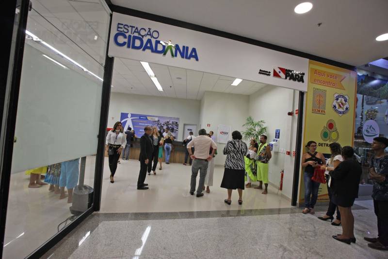 Carteira de identidade, habilitação e de trabalho. Seguro-desemprego, segunda via de boletos de água e multas de transito. Registros na Junta Comercial e DARFs de impostos. Registros de ocorrências na polícia e queixas ao Procon. Tudo num só lugar, rápido e fácil. O governador Simão Jatene entregou nesta sexta-feira, 04, à população a Estação Cidadania do Shopping Pátio Belém (foto). É a sexta unidade de atendimento à população no estado do Pará. Num espaço de mais de mil metros quadrados, a população poderá contar com serviços de órgãos como: Banpará; Polícia Civil; Procon; Secretaria de Justiça e Direitos Humanos; Sistema Nacional de Empregos; Secretaria de Assistência Social, Trabalho e Renda; Junta Comercial do Estado, Secretaria da Fazenda, Cosanpa, Detran, Igeprev e Fundação Pro-Paz. Além desses, as novidades ficam por conta do Hemopa, oferecendo a possibilidade do cidadão doar sangue e da Secretaria Municipal de Mobilidade (Semob).
FOTO: ANTÔNIO SILVA / AG. PARÁ
DATA: 04.05.2018
BELÉM - PARÁ <div class='credito_fotos'>Foto: Antônio Silva/Ag. Pará | <a href='/midias/2018/originais/a7cda6ea-e226-4a14-bf17-f88db09b0f77.jpg' download><i class='fa-solid fa-download'></i> Download</a></div>