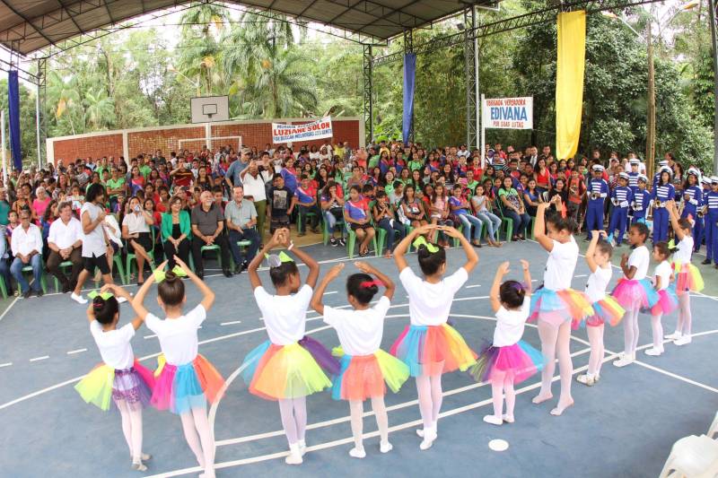 Um painel, no pátio da Escola Estadual de Ensino Médio Ruth Guimarães Ferreira, no distrito de Murinim, em Benevides, mostra 16 alunos da unidade aprovados nos últimos vestibulares. Desses, 12 irão estudar na Universidade Federal do Pará (UFPA). São os primeiros resultados de um processo que começou há nove meses, quando a escola entrou em reforma e ampliação. A nova “Ruth Guimarães Ferreira” foi entregue oficialmente nesta segunda-feira, 26, pelo governador Simão Jatene. Reformada e ampliada, a escola tem agora seis salas de aula; quatro laboratórios (multiuso, multidisciplinar, informática e de leitura); cozinha; refeitório e dispensa; quadra poliesportiva, vestiários feminino e masculino; área de convivência; sala para Atendimento Educacional Especializado (AEE) e acessos para pessoas com deficiência. Espaços de sobra para seus 892 alunos, distribuídos em três turnos do Ensino Médio. A obra custou R$ 2,446 milhões.
FOTO: CRISTINO MARTINS / AG. PARÁ
DATA: 26.03.2018
BENEVIDES - PARÁ <div class='credito_fotos'>Foto: Cristino Martins/Ag. Pará | <a href='/midias/2018/originais/a7d31d56-3bc3-4d72-885e-c184718af95e.jpg' download><i class='fa-solid fa-download'></i> Download</a></div>