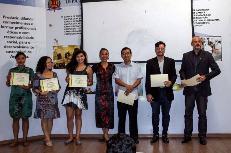 O Instituto Confúcio do Pará, sediado na Universidade do Estado (Uepa), realizou na manhã desta sexta-feira, 6, no auditório da Reitoria, a 2ª edição da Competição de Proficiência em Língua e Cultura Chinesa. Com o tema “Um mundo, uma família”, o evento representou a fase local da competição Chinese Bridge (Ponte Chinesa) 2018: uma disputa internacional que reúne estudantes de todo o mundo, organizada pela sede do Instituto Confúcio em Hanban, na China. Bianca Mendes, estudante do curso de Design Gráfico da Uepa, foi a grande vencedora da competição e representará o instituto paraense em maio, no Rio Grande do Sul, na fase do concurso que elegerá o representante brasileiro da Chinese Bridge. Aluna do terceiro nível do Instituto Confúcio em Belém, Bianca comemorou a classificação. “Eu achei uma surpresa poder chegar ao primeiro lugar! Eu vi muitos alunos talentosos participando. Eu comecei a me preparar no ano passado para a etapa local e agora eu terei que me preparar ainda mais para a competição nacional. Será uma honra poder representar o meu Estado!”, disse a estudante.
FOTO: MARCELLO SARMENTO / ASCOM UEPA
DATA: 06.04.18
BELÉM - PARÁ <div class='credito_fotos'>Foto: MARCELLO SARMENTO / ASCOM UEPA | <a href='/midias/2018/originais/a7d3d9f3-d088-4968-86b0-571eb54c20e9.jpg' download><i class='fa-solid fa-download'></i> Download</a></div>