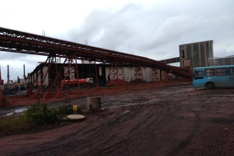 A Secretaria de Meio Ambiente e Sustentabilidade do Pará (Semas) aplicou um novo auto de infração contra a refinadora Hydro, em Barcarena, na quinta-feira, 15. Com esta, já são oito ações semelhantes (entre notificações e auto de infrações), por diferentes motivos, realizados contra a empresa por parte da Semas nos últimos 30 dias. As equipes de fiscalização do órgão, que mantém monitoramento e trabalho permanente na área, identificaram um desvio da drenagem de água pluvial do galpão de carvão da empresa para uma canaleta de drenagem da empresa Albrás, que passa pela área da Alunorte, outra empresa localizada na mesma área.
FOTO: ASCOM SEMAS
DATA: 18.03.2018
BRACARENA - PARÁ <div class='credito_fotos'>Foto: ASCOM SEMAS | <a href='/midias/2018/originais/a7e53d5e-915a-4fa7-b4de-b4ffde13d67c.jpg' download><i class='fa-solid fa-download'></i> Download</a></div>