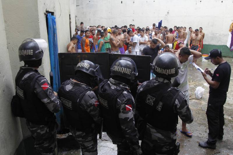 A Superintendência do Sistema Penitenciário do Pará (Susipe), em parceria com a Polícia Militar, realiza desde quarta-feira (7) a Operação Sentinela do Norte, nos complexos penitenciários de Marituba e Santa Izabel do Pará, na Região Metropolitana de Belém. O objetivo das revistas estruturais nas unidades prisionais é apreender objetos ilícitos e frustrar possíveis planos de fuga, encontrando escavações nas celas. A ação faz parte da Operação Carnaval 2018, coordenada pela Secretaria de Estado Segurança Pública e Defesa Social (Segup). As revistas começaram na última quinta-feira (1º) no Complexo Penitenciário de Marituba. No Presídio Estadual Metropolitano I (PEM I) cerca de 30 policiais militares entraram na casa penal para uma revista minuciosa em todos os blocos carcerários. O diretor da unidade prisional, tenente-coronel Emerson Barbosa, informou que a operação é fundamental para manter a tranquilidade nas unidades prisionais.
FOTO: AKIRA ONUMA / ASCOM SUSIPE
DATA: 08.02.2018
BELÉM - PARÁ <div class='credito_fotos'>Foto: Akira Onuma / Ascom Susipe | <a href='/midias/2018/originais/a7ef6862-ed50-4f16-81e4-629226b32b3f.jpg' download><i class='fa-solid fa-download'></i> Download</a></div>