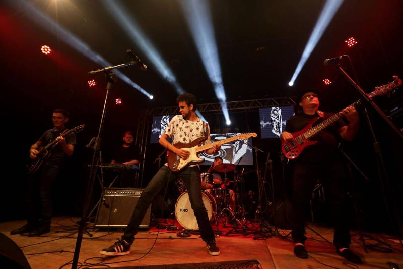 A TV Cultura do Pará exibe o show da Mostra Protótipo nesta quinta-feira (5), às 19h, com reprise no domingo (8), às 21h. O musical foi gravado no dia 21 do mês passado no Teatro Universitário Cláudio Barradas, em Belém, com a apresentação dos artistas selecionados: Orquestra Pau e Cordista de Carimbó, Azul Dossel (foto), A Troca, DK, Inesita, Tula Tânia, Caruana, Gael Conhece o Mar, Pelé do Manifesto e Everton MC, e Toni Link. "Acredito que a Cultura fez um trabalho incrível quando selecionou esses 10 artistas e revelou novos talentos ao público paraense. Mas é importante ressaltar que não descobrimos só estes 10. Nós temos 131 trabalhos de qualidade que podem perfeitamente estourar no cenário da música paraense. Prova disso é que vamos aproveitar todas as músicas da mostra e divulgá-las na Rádio Cultura", destacou o diretor da Rádio Cultura FM, Beto Fares.
FOTO: CAMILA LIMA / PORTAL CULTURA
DATA: 21.06.2018
BELÉM - PARÁ <div class='credito_fotos'>Foto: CAMILA LIMA / PORTAL CULTURA | <a href='/midias/2018/originais/a7f9c5da-1d5d-46d8-a6b9-537b494068a5.jpg' download><i class='fa-solid fa-download'></i> Download</a></div>