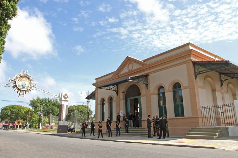 O Governo do Pará entregou nesta quarta-feira, 26, o prédio restaurado da antiga Estação de Trem de Icoaraci (foto). A entrega foi feita pelo governador Simão Jatene. “Estamos recuperando um pedaço importante da história de Belém, de todo o Pará”, disse o governador. Após cinco meses de reforma, a antiga Estação Ferroviária de São João de Pinheiro, atual Icoaraci, foi entregue totalmente restaurada. Há pelo menos 35 anos, o espaço era ocupado pela Cooperativa de Artesãos de Icoaraci (Coarti) e agora vai servir para comercialização e exposição de artesanato, além de espaço para eventos culturais. “Será um espaço multiuso, para manifestações culturais, manifestações sociais e, claro, para a comercialização de artesanato, que é o carro-chefe de Icoaraci”, disse o secretário de estado de Desenvolvimento Econômico, Mineração e Energia (Sedeme), Hildegardo Nunes.

FOTO: CRISTINO MARTINS / AG. PARÁ
DATA: 26.12.2018
ICOARACI - PARÁ <div class='credito_fotos'>Foto: Cristino Martins/Ag. Pará   |   <a href='/midias/2018/originais/a7fffa73-e06f-4cbe-bbf6-760438f92625.jpg' download><i class='fa-solid fa-download'></i> Download</a></div>