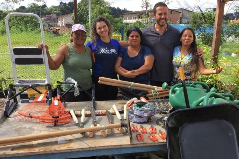 O Instituto de Desenvolvimento Florestal e da Biodiversidade (Ideflor-bio) e o grupo esportivo Remo Runners realizaram, nesta quinta-feira, oito de março, a entrega de equipamentos para a horta comunitária da Comunidade do Pantanal, localizada no Curió-Utinga, em Belém. A iniciativa é parte do projeto de contrapartidas firmado pelo Parque Estadual do Utinga com o grupo esportivo, o qual prevê a doação de equipamentos como uma compensação pela realização de eventos de esporte no Parque. Segundo o Gerente da Região Administrativa de Belém (GRB/Ideflor-bio) e diretor do Parque, Júlio Meyer, as propostas de contrapartida podem ser legalmente firmadas com quaisquer grupos esportivos que desejem realizar eventos no Parque e representam uma forma de garantir a preservação e o desenvolvimento da Unidade de Conservação. “Esses projetos firmados pelo Parque Estadual do Utinga se tornam catalisadores das ações de intervenção no próprio parque e também nas comunidades que vivem aqui pelos entornos. Eles ajudam a firmar não só os princípios de preservação das Unidades de Conservação, mas também mostram a responsabilidade que temos com a população que também usufrui da riqueza que esse espaço proporciona”, afirma.
FOTO: ASCOM / IDEFLOR
DATA: 08.03.2018
BELÉM - PARÁ <div class='credito_fotos'>Foto: ASCOM / IDEFLOR | <a href='/midias/2018/originais/a80160fc-1329-460a-b8f3-7986b6c0cec1.jpg' download><i class='fa-solid fa-download'></i> Download</a></div>
