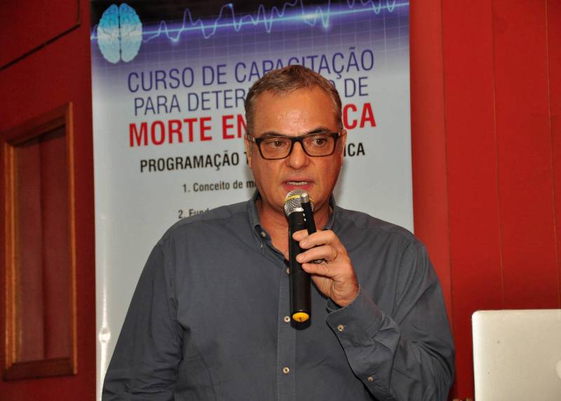 Para aprimorar o diagnóstico de morte encefálica no ambiente hospitalar a Secretaria de Estado de Saúde Pública (Sespa), por meio da Central Estadual de Transplantes, realizou nesta quinta-feira, 14, o curso de capacitação para determinação morte encefálica, destinado aos médicos com atividades de neurocirurgia, trauma, transplante e doação de órgãos da rede pública e privada, como instrutor participou o médico Antônio Falcão
FOTO: JOSÉ PANTOJA / ASCOM SESPA
DATA: 14.06.2018
BELÉM - PARÁ <div class='credito_fotos'>Foto: José Pantoja / Ascom Sespa | <a href='/midias/2018/originais/a801a9fc-1d86-47dc-adf0-45944301fbaf.jpg' download><i class='fa-solid fa-download'></i> Download</a></div>