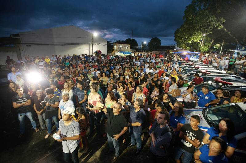 O Governo do Pará garante mais investimentos em segurança, infraestrutura e regularização fundiária ao município de Capanema, no nordeste paraense. Na noite desta segunda-feira (4) foram entregues novas viaturas para a Polícia Militar e assinados convênios e ordens de serviço para novas obras na cidade.

FOTO: MÁCIO FERREIRA / AG. PARÁ
DATA: 04.06.2018
CAPANEMA - PARÁ <div class='credito_fotos'>Foto: MÁCIO FERREIRA/ AG. PARÁ   |   <a href='/midias/2018/originais/a8036273-cbab-46c4-85b0-373bfea8abe4.jpg' download><i class='fa-solid fa-download'></i> Download</a></div>