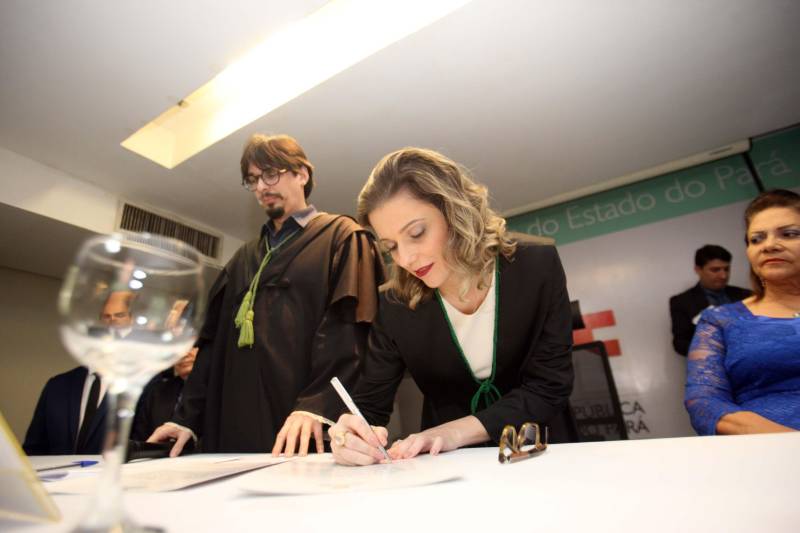 A Defensora Pública Geral, Jeniffer de Barros Rodrigues (foto), foi reconduzida pelo Conselho Superior da Defensoria Pública do Estado do Pará para mais um biênio frente à Defensoria Pública do Estado do Pará. A 52ª Sessão Extraordinária do Conselho Superior ocorreu nesta terça-feira, 26 de junho, e foi presidida pelo Subdefensor Público Geral do Estado do Pará, Vladimir Koenig. Jeniffer de Barros Rodrigues foi reconduzida pelo Governador do Estado, Simão Jatene, por meio do decreto de 27 de março de 2018. A Defensora Pública Geral do Estado do Pará foi a candidata mais votada na eleição para o cargo, ocorrida em 09 de março de 2018, com 162 votos. A Sessão Solene contou com a presença de familiares, autoridades de Estado, membros da Gestão, defensores públicos e servidores da Defensoria Pública do Estado.
FOTO: MARCELO LELIS / AG. PARÁ
DATA: 26.06.2018
BELÉM - PARÁ <div class='credito_fotos'>Foto: Marcelo Lelis / Ag. Pará | <a href='/midias/2018/originais/a8067f2b-f5b5-4ac4-8a9e-c50493760eee.jpg' download><i class='fa-solid fa-download'></i> Download</a></div>