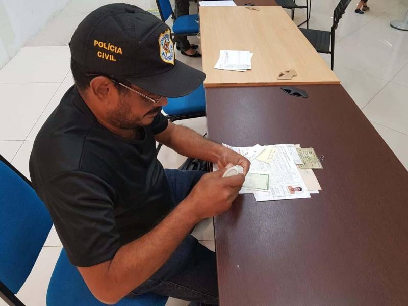 Diante da grande procura por emissão de carteira de identidade na Estação Cidadania Marabá, no sudeste paraense, a fila de espera para tirar o Registro Geral (RG) já previa atendimento até 2019. Para reduzir esse tempo de espera, a Polícia Civil do Pará começou nesta sexta-feira (23) a “Operação Polícia Cidadã”, no segundo piso do Shopping Center da sede municipal. O mutirão, que conta com 11 servidores da Secretaria de Estado de Segurança Pública e Defesa Social (Segup), prevê a emissão de 300 documentos por dia.
FOTO: KÉLIA SANTOS / ASCOM CRGSP
DATA: 23.03.2018
MARABÁ - PARÁ <div class='credito_fotos'>Foto: KÉLIA SANTOS / ASCOM CRGSP | <a href='/midias/2018/originais/a8080785-a171-4092-bb28-61b2b6214d7f.jpg' download><i class='fa-solid fa-download'></i> Download</a></div>
