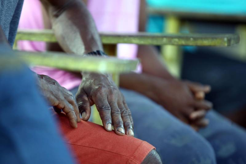 “Ter a posse da terra é a certeza de que nunca iremos perder o nosso direito, que nossos filhos e nossos netos poderão dar continuidade a nossa história em segurança. Foram anos de luta até chegar esse dia, agraciados com a assinatura do nosso título de terra. Só temos a agradecer a todos que fizeram parte disso e a cada um que lutou junto para que hoje isso se tornasse realidade”. A fala emocionada foi de seu Mário Araújo Silva, presidente da Associação Remanescente de Quilombo Espírito Santo, localizada no município do Acará, no nordeste do Estado. Ele assinou, neste sábado (24), junto com o governador Simão Jatene, o título que dá a posse da terra a comunidade. A fala do presidente traduz o sentimento das dezenas de famílias que moram no local, que agora tem a posse legítima do local onde seus antepassados viveram. “Sou filho de mãe negra. Nasci aqui como minha vó, bisavó, que fazem parte da história dessa comunidade que já existe a mais de 300 anos.
FOTO: SIDNEY OLIVEIRA / AG. PARÁ
DATA: 24.03.2018
ACARÁ - PARÁ <div class='credito_fotos'>Foto: Sidney Oliveira/Ag. Pará | <a href='/midias/2018/originais/a819375d-81c4-4c47-a985-27c7684cd68d.jpg' download><i class='fa-solid fa-download'></i> Download</a></div>