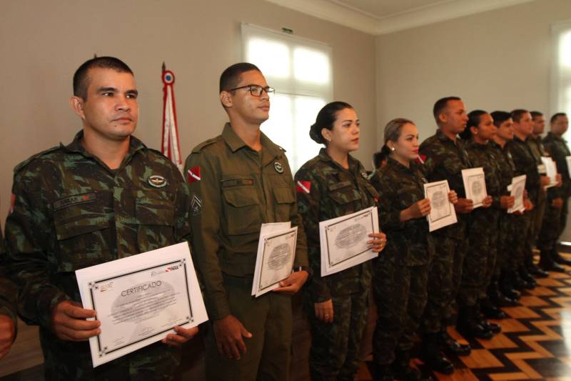 Trinta e seis policiais militares atuarão a partir do primeiro semestre de 2019, na prevenção primária ambiental dirigida a alunos do 5º e 6º anos do ensino fundamental. Os novos educadores ambientais foram certificados (foto) na manhã desta quarta-feira (5), no auditório da Casa Militar da Governadoria, em Belém. Eles participaram do primeiro Curso de Formação de Educadores Ambientais da Amazônia (CFEAM).

FOTO: CRISTINO MARTINS / AG. PARÁ
DATA: 05.12.2018
BELÉM - PARÁ <div class='credito_fotos'>Foto: Cristino Martins/Ag. Pará   |   <a href='/midias/2018/originais/a81b9665-0210-4db5-a506-e1db425e37e9.jpg' download><i class='fa-solid fa-download'></i> Download</a></div>
