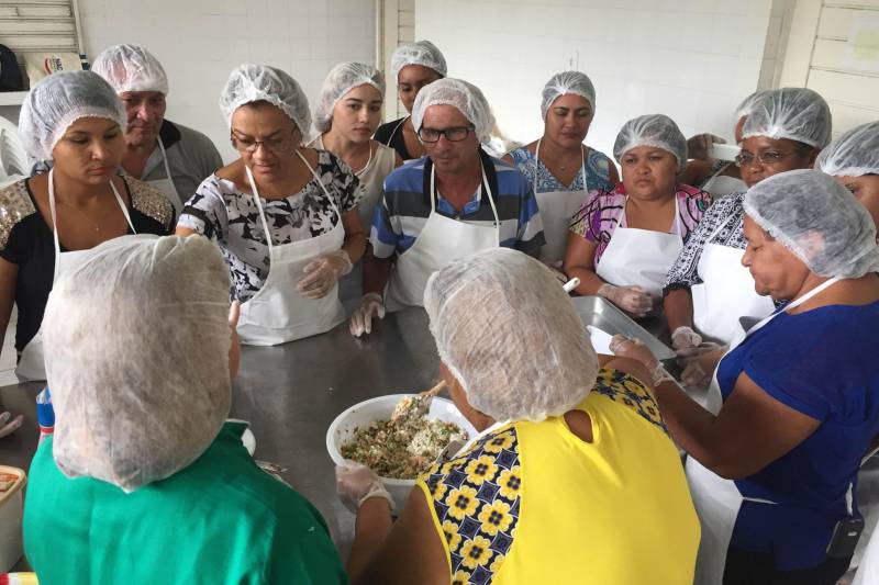 Na manhã desta terça-feira, 28, lideranças de Organizações da Sociedade Civil (OSC's) de vários bairros de Belém participaram do terceiro módulo do projeto Família e Cidadania, com o tema empreendedorismo. O projeto é desenvolvido pelo Núcleo de Articulação e Cidadania (NAC), em parceria com as Secretarias Estaduais de Saúde Pública (Sespa), de Educação (Seduc), de Assistência Social, Trabalho, Emprego e Renda (Seaster), Defensoria Pública e a Empresa de Assistência Técnica e Extensão Rural do Pará (Emater).
FOTO: ASCOM / NAC
DATA: 28.06.2016
BELÉM - PARÁ <div class='credito_fotos'>Foto: Ascom NAC | <a href='/midias/2018/originais/a81c382b-b97a-46c3-86d3-d05575bc445c.jpg' download><i class='fa-solid fa-download'></i> Download</a></div>