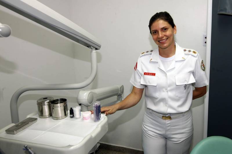 Na mesma cerimônia que entregou as viaturas para serviços de vistoria, o governador Simão Jatene fez uma visita técnica às instalações da nova Policlínica ao Corpo de Bombeiros Militar do Estado. Um prédio no Quartel do Comando Geral da corporação foi reformado e adaptado para receber a Policlínica, que oferta assistência médico-odontológico, psicológico e de primeiros socorros aos bombeiros militares e seus dependentes. Na fdoto, a major Caroline Frazão, dentista do Corpo de Bombeiros do Pará.
FOTO: IGOR BRANDÃO / AG. PARÁ
DATA: 15.03.2018
BELÉM - PARÁ <div class='credito_fotos'>Foto: IGOR BRANDÃO / AG. PARÁ | <a href='/midias/2018/originais/a8203a5e-9dd4-4474-aa28-dc9e031f6a88.jpg' download><i class='fa-solid fa-download'></i> Download</a></div>