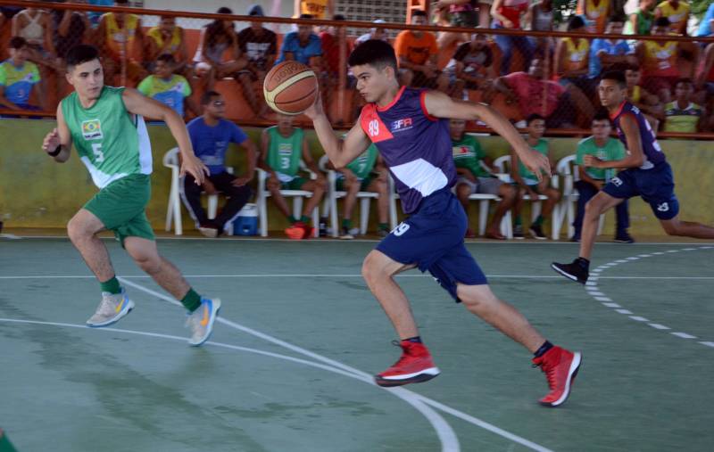 No momento em que os Jogos Estudantis Paraenses (Jeps) atingem a marca histórica de 60 anos, o município de Mocajuba (foto), na Região do Baixo-Tocantins, está em festa ao sediar, desde a quarta-feira, 16, as competições regionais do evento estudantil.
FOTO: ELISEU DIAS / ASCOM SEDUC
DATA: 17.05.2018
MOCAJUBA - PARÁ <div class='credito_fotos'>Foto: Eliseu Dias / Ascom Seduc | <a href='/midias/2018/originais/a82335eb-988e-432c-bcb9-0fbe5bd10e6a.jpg' download><i class='fa-solid fa-download'></i> Download</a></div>