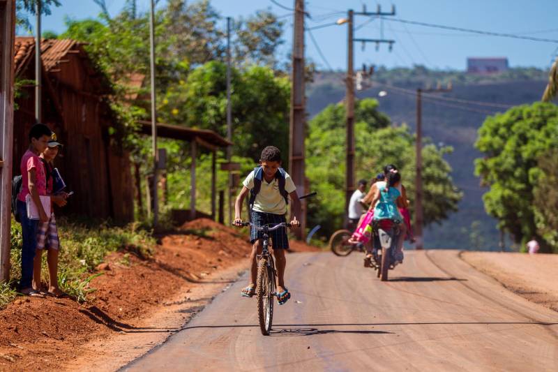 Aos poucos, a paisagem de Serra Pelada – que já foi o maior garimpo a céu aberto do planeta e hoje é distrito de Curionópolis, município do sudeste paraense - começa a se modificar. A poeira intensa, típica de estradas de chão, vai paulatinamente dando lugar à camada de asfalto (foto), que pela primeira vez chega a Curiónópolis, conhecido mundialmente pela corrida do ouro e pelo formigueiro humano nos anos 1980, eternizado pelo olhar do fotógrafo Sebastião Salgado. O ouro não é mais explorado na região, mas Serra Pelada ainda é uma cidade de garimpeiros. São eles que residem e povoam as ruas, que parecem ter parado no tempo. Foram esses trabalhadores que fizeram a localidade crescer, que formaram famílias e criaram filhos nascidos no local, fincando raízes, criando identidade, sonhando com a volta da exploração do ouro, cada vez mais distante. Mas até esse cenário vem se transformando.

FOTO: ASCOM / PREFEITURA DE CURIONÓPOLIS
DATA: 08.06.2018
CURIONÓPOLIS - PARÁ <div class='credito_fotos'>Foto: ASCOM / PREFEITURA DE CURIONÓPOLIS   |   <a href='/midias/2018/originais/a82f9fea-25ef-4942-82eb-54a9e2848a5c.jpg' download><i class='fa-solid fa-download'></i> Download</a></div>