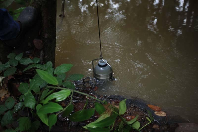 As ações do governo do Estado são imediatas no município de Barcarena, mais especificamente nas comunidades Bom Futuro e Vila Nova, localizadas na área das bacias de rejeitos da Hydro. A primeira medida é a coleta da água dos poços artesianos, para verificar se está própria para o consumo humano. Nesta sexta-feira (23), técnicos do Laboratório Central do Estado (Lacen) começaram o trabalho, que faz parte do conjunto de ações do grupo de trabalho montado pelo governo depois que o Instituto Evandro Chagas confirmou a contaminação da área.
FOTO: MÁCIO FERREIRA / AG. PARÁ
DATA: 23.02.2018
BARCARENA - PARÁ <div class='credito_fotos'>Foto: MÁCIO FERREIRA/ AG. PARÁ | <a href='/midias/2018/originais/a8385893-aa9c-4277-abbf-006394f3117d.jpg' download><i class='fa-solid fa-download'></i> Download</a></div>
