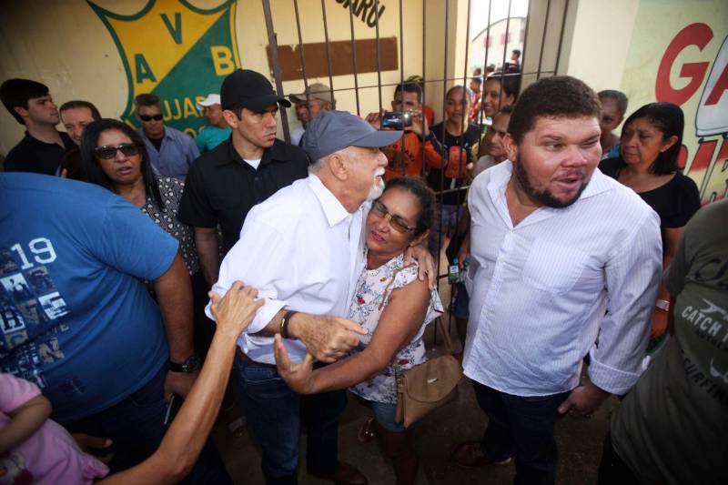 O governo do Pará dá seguimento às ações de reconhecimento de propriedade de terras em todas as regiões do Estado com a entrega, na manhã desta sexta-feira (16), de 124 títulos para pequenos produtores rurais do município de Bujaru, no nordeste paraense. A cerimônia, realizada no Sindicato de Produtores Rurais do município, foi conduzida pelo governador Simão Jatene e contou com a presença de secretários de Estado, parlamentares, prefeitos e autoridades da região. Os documentos expedidos pelo Instituto de Terras do Pará (Iterpa) vão atender famílias que residem em 15 comunidades do município, entre elas a Jutai, Igarapezinho, Jabatiteua, Guajará-Miri, Guajará-Açu, Ramal do Puxador, Ramal do Caiti, Santa Maria, São Luiz, Cajuíra, entre outras localizadas ao longo da Rodovia PA-140, totalizando mais de 6 mil hectares de áreas tituladas.
FOTO: THIAGO GOMES / AG PARÁ
DATA: 16.02.2018
BUJARÚ - PARÁ <div class='credito_fotos'>Foto: Thiago Gomes /Ag. Pará | <a href='/midias/2018/originais/a839927f-b6a1-49d6-9206-d48b9bd9594d.jpg' download><i class='fa-solid fa-download'></i> Download</a></div>