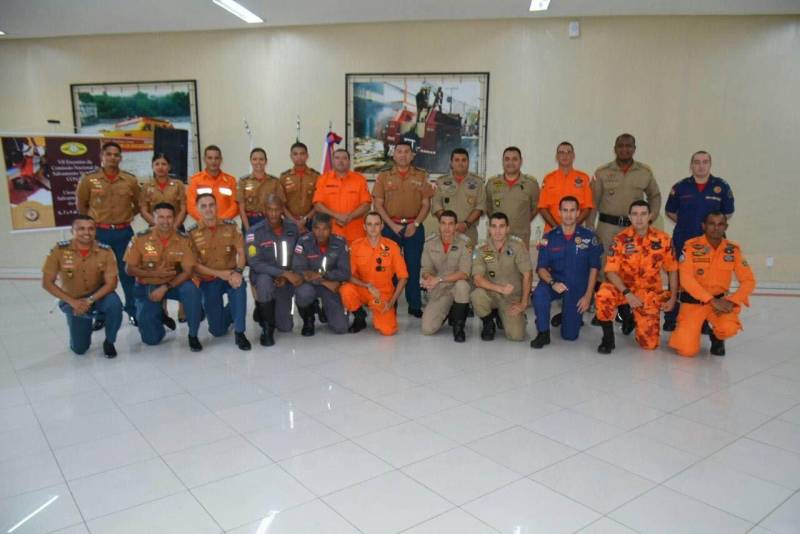 O Corpo de Bombeiros Militar do Pará deu início nesta manhã, 07, o “I Seminário de Salvamento Veicular do CBMPA” e a “VII Reunião da Comissão Nacional de Salvamento Veicular (CONASV)” (foto). Os dois eventos ocorrem simultaneamente com objetivo de reunir bombeiros militares de demais Estados para debater táticas e técnicas de salvamento veicular e a utilização da roupa de proteção. O primeiro momento ocorreu na manhã de hoje no Salão Nobre do quartel do Comando Geral com o palestrante Capitão Fábio Contreiras do Corpo de Bombeiros do Rio de Janeiro que ministrou sobre o CONASV e contextualização do salvamento veicular com aplicação de táticas e técnicas, e sobre os paradigmas do uso da roupa de proteção individual em atividades de salvamento veicular. Visando oferecer um auxílio de alto nível técnico que possa garantir o melhor prognóstico e maior segurança para as vítimas envolvidas em acidentes, o Corpo de Bombeiros Militar do Pará traz profissionais da Comissão Nacional de salvamento Veicular (CONASV) para debater sobre o assunto e realiza um trabalho de integração das corporações de bombeiros do país.
FOTO: ASCOM / CBMPA
DATA: 07.06.2018
BELÉM - PARÁ <div class='credito_fotos'>Foto: Ascom CBMPA | <a href='/midias/2018/originais/a844032e-0171-49f7-a023-c5623fe04276.jpg' download><i class='fa-solid fa-download'></i> Download</a></div>