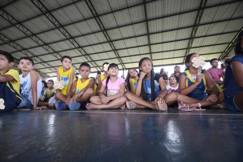 À tarde, os polos do Pro Paz nos Bairros, do Instituto de Ensino de Segurança do Pará (Iesp) e da Universidade Federal do Pará (UFPA) promoveram palestras para as crianças e seus familiares, dentro da programação alusiva ao “Dia da família no polo”, na qual famílias e alunos se reúnem para confraternizar, debater o tema e participar das apresentações de dança. "Hoje realizamos uma roda de conversa sobre abuso e exploração sexual contra crianças e adolescentes. Tanto para os pais, para que fiquem atentos aos sinais e reforcem a atenção, pois grande parte da violência ocorre dentro de casa, quanto para empoderar essas crianças, para que elas saibam diferenciar o contato com os adultos. Se ocorrer, que elas possam denunciar, que elas percebam que têm voz e apoio de profissionais que, constantemente, estão na luta da defesa dos seus direitos", disse a assistente social Joyce Cardoso, responsável pela palestra no Polo UFPA.
FOTO: CARLOS SODRÉ / AG. PARÁ
DATA: 18.05.2018
BELÉM - PARÁ <div class='credito_fotos'>Foto: Agência Pará | <a href='/midias/2018/originais/a8466563-595c-447b-8de4-0aa720a8bd24.jpg' download><i class='fa-solid fa-download'></i> Download</a></div>