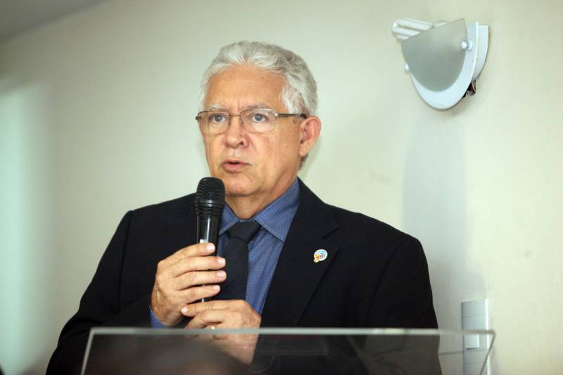 A Defensora Pública Geral, Jeniffer de Barros Rodrigues, foi reconduzida pelo Conselho Superior da Defensoria Pública do Estado do Pará para mais um biênio frente à Defensoria Pública do Estado do Pará. A 52ª Sessão Extraordinária do Conselho Superior ocorreu nesta terça-feira, 26 de junho, e foi presidida pelo Subdefensor Público Geral do Estado do Pará, Vladimir Koenig. Jeniffer de Barros Rodrigues foi reconduzida pelo Governador do Estado, Simão Jatene, por meio do decreto de 27 de março de 2018. A Defensora Pública Geral do Estado do Pará foi a candidata mais votada na eleição para o cargo, ocorrida em 09 de março de 2018, com 162 votos. A Sessão Solene contou com a presença de familiares, autoridades de Estado, membros da Gestão, defensores públicos e servidores da Defensoria Pública do Estado. Na foto, o Chefe da Casa Civil da Governadoria, Adenauer Goés.
FOTO: MARCELO LELIS / AG. PARÁ
DATA: 26.06.2018
BELÉM - PARÁ <div class='credito_fotos'>Foto: Marcelo Lelis / Ag. Pará | <a href='/midias/2018/originais/a8513bd0-c588-46d3-b4de-99c12468e3c4.jpg' download><i class='fa-solid fa-download'></i> Download</a></div>
