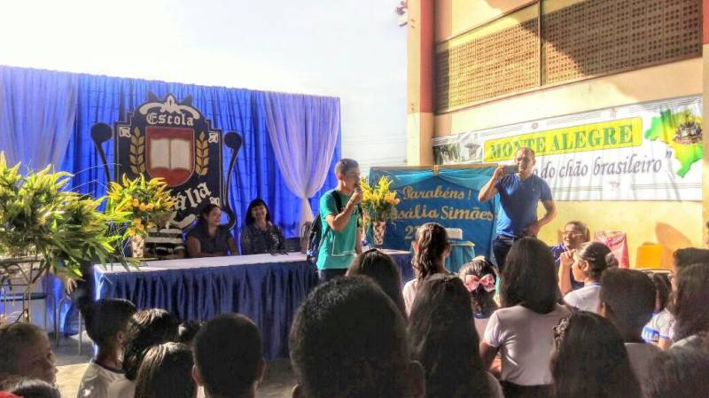 Hoje, também, mais de 500 alunos da Escola Municipal de Educação Infantil e Ensino Fundamental Rosália Simões Barbosa (foto), no município de Monte Alegre, localizado na Mesorregião do Baixo Amazonas, ganharam um Espaço de Leitura do projeto Livro Solidário. A inauguração contou com a presença do vice-prefeito Mateus Almeida, professores, alunos e outras autoridades. “Será de suma importância para a formação do aluno leitor, pois a sala de leitura, além de ser um espaço de continuidade das ações pedagógicas desenvolvidas na escola, vai se transformar também em um espaço de lazer para os moradores de Monte Alegre”, pontuou a gestora da escola, Sheila Andrade Rodrigues, que acredita que o projeto vai trazer benefícios para a escola e para o aluno se aperfeiçoar na leitura e na escrita; ou seja, no processo de ensino e aprendizagem na escola. Os alunos que receberam os 450 livros enviados pela Imprensa Oficial do Estado, por meio do Livro Solidário, participam do projeto ‘Espaço de leitura: levar a ler em lugares distantes’, que é desenvolvido pela aluna do Mestrado em Letras da Universidade Federal do Oeste do Pará (Ufopa), Alessandra Mesquita.
FOTO: ASCOM / IOE
DATA: 14.03.2018
MONTE ALEGRE - PARÁ <div class='credito_fotos'>Foto: ASCOM IOE | <a href='/midias/2018/originais/a852be89-a537-4624-8021-1a57b0bc099e.jpg' download><i class='fa-solid fa-download'></i> Download</a></div>