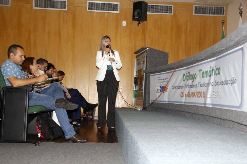 Analisar os procedimentos técnicos e reavaliar o atendimento a adolescentes em conflito com a lei. Com esse objetivo, foi iniciado nesta quinta-feira (5), no auditório da Escola de Governança Pública do Estado do Pará (EGPA), em Belém, o evento Diálogo Temático: “Construindo Novos Parâmetros Técnicos na Socioeducação”, voltado aos profissionais que atuam no atendimento a adolescentes em cumprimento de medida socioeducativa no Estado. A programação, promovida pela Fundação de Atendimento Socioeducativo do Pará (Fasepa), busca qualificar e orientar o servidor que atua na socioeducação para evitar violação de direitos e situações de conflitos envolvendo os adolescentes assistidos. No encontro, realizado até sexta-feira (06), serão analisadas situações em todas as unidades socioeducativas do Estado, para discutir as fragilidades que envolvem o atendimento em suas diferentes modalidades (internação provisória, internação e semiliberdade).
FOTO: ALBERTO PASSOS / ASCOM SUSIPE
DATA: 05.04.2018
BELÉM - PARÁ <div class='credito_fotos'>Foto: ALBERTO PASSOS/ ASCOM FASEPA | <a href='/midias/2018/originais/a85def81-74a3-47fb-a016-1c6703cbf784.jpg' download><i class='fa-solid fa-download'></i> Download</a></div>