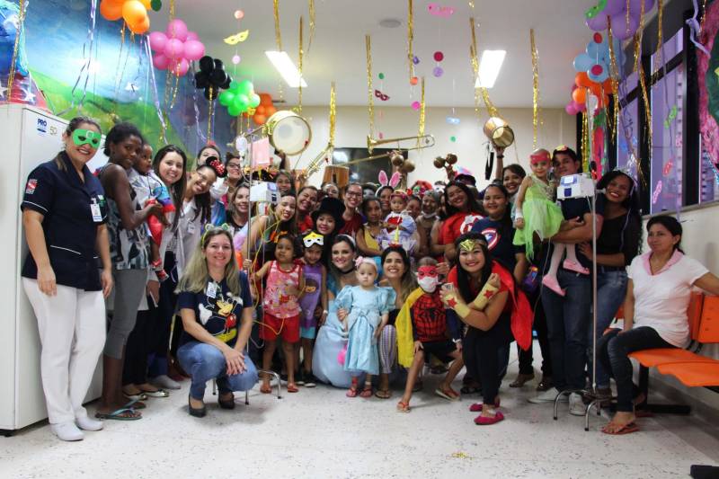 Quando os primeiros chapéus coloridos começaram a surgir e o som dos tambores passou a ecoar pelos corredores do Hospital Oncológico Infantil Octávio Lobo, portas dos quartos começaram a se abrir revelando rostos curiosos para ver que movimento diferente era aquele. Toda aquela animação vinha do Arraial do Pavulagem que, assim como faz em seus cortejos pelas ruas de Belém, literalmente arrastou as crianças e adolescentes em tratamento no Oncológico Infantil, para o tradicional Baile de Carnaval da unidade, que é gerenciada pela Pró-Saúde Associação Beneficente de Assistência Social e Hospitalar, sob contrato de gestão com a Secretaria de Estado de Saúde Pública (Sespa).

FOTO: ASCOM / HOIOL
DATA: 10.02.2018
BELÉM - PARÁ <div class='credito_fotos'>Foto: ASCOM HOIOL   |   <a href='/midias/2018/originais/a86633d2-2d48-4b93-943b-c65a206d588a.jpg' download><i class='fa-solid fa-download'></i> Download</a></div>