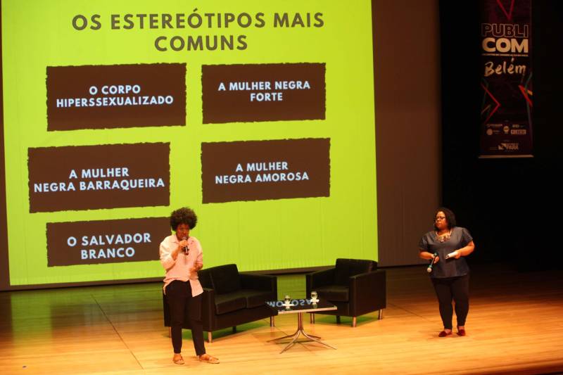 A desconstrução de estereótipos de raça na comunicação e a construção de marcas no Instagram foram os temas das duas palestras desta tarde de terça-feira (12) no “Publicom Belém 2018. O público formado por assessores de comunicação do Governo, profissionais de comunicação, professores e estudantes da área prestigiaram o segundo e último dia do evento que acontece no Teatro do Sesi, em Belém. A palestra “Desconstruindo estereótipos de raça na comunicação”, foi ministrada pelas comunicólogas Helaine Martins (blusa preta) e Joana Mendes (blusa branca), da Idánimo Consultoria, agência especializada em comunicação com e sobre os públicos negro, feminino e LGBT.

FOTO: RODOLFO OLIVEIRA / AG. PARÁ
DATA: 12.06.2018
BELÉM - PARÁ <div class='credito_fotos'>Foto: Rodolfo Oliveira/Ag. Pará   |   <a href='/midias/2018/originais/a8693c80-04c2-4926-844c-4d6489ff0289.jpg' download><i class='fa-solid fa-download'></i> Download</a></div>