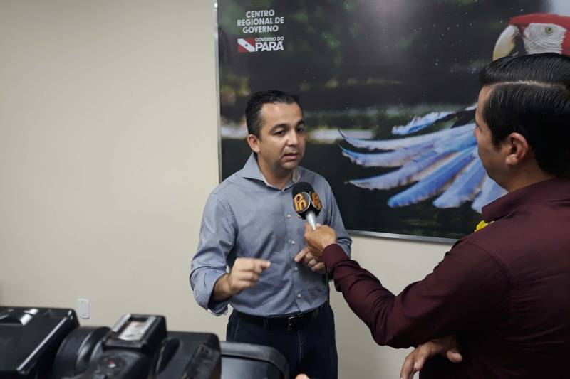 Um Grupo de Regulação Regional foi criado, na manhã desta sexta-feira (20), para tratar sobre questões envolvendo o atual sistema de regulação da saúde pública do Baixo Amazonas. A proposta foi definida em audiência na sede do Ministério Público Estadual. O setor passa a ser descentralizado de Belém. Ele sai das dependências do Hospital Regional do Baixo Amazonas (HRBA) e vai para o 9º Centro Regional da Secretaria de Estado de Saúde Pública (9º CRS/SESPA), com sede em Santarém. A decisão partiu de um Grupo de Trabalho criado para analisar e encontrar soluções para desafogar e dar andamento ao sistema na região. O GT é composto pelo Centro Regional de Governo do Baixo Amazonas, por meio da Coordenação da Área de Saúde, a classe médica e outros profissionais da área de saúde e gestão, o Hospital Regional do Baixo Amazonas (HRBA), o Instituto Panamericano de Gestão (IPG), Organização Social que administra o Hospital Municipal de Santarém e a Unidade de Pronto Atendimento 24 Horas, o Conselho Municipal de Saúde e o Ministério Público Estadual. "A regulação sai do Hospital Regional e virá para o Núcleo Regional da Sespa para que a gente comece a fazer os agendamentos para melhor acompanhar. A regulação que se encontra em Belém irá voltar para Santarém. A partir de agora todo esse sistema será regulado pelos médicos de Santarém; a questão de leitos, cirurgias, etc. A nossa expectativa é a melhor possível, porque todo esse trabalho que está sendo feito em conjunto é para melhorar o acesso do nosso usuário", informou Nilson Silva, diretor do 9º CRS/SESPA. Na foto, Olavo das Neves.
FO5TO: SAMUEL ALVARENGA / AG PARÁ
DATA: 20.04.2018
LOCAL: SANTARÉM - PARÁ <div class='credito_fotos'>Foto: SAMUEL ALVARENGA/AG.PARÁ | <a href='/midias/2018/originais/a86a30c7-9b1a-4004-a0a3-16b6e671fca3.jpg' download><i class='fa-solid fa-download'></i> Download</a></div>