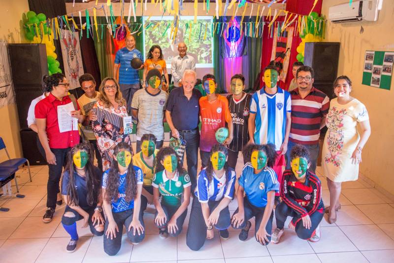 Alunos da Escola Estadual Cônego Batista Campos, localizada no bairro da Cabanagem, umas das áreas com maior vulnerabilidade social da Região Metropolitana de Belém, tiveram uma manhã diferente nesta quinta-feira, 7. Eles receberam o educador e escritor paulista Celso Antunes, convidado e homenageado do Sarau Literário (foto), com performances inspiradas na obra “Sala de Aula e Futebol”. O Sarau Literário é resultado da parceria do projeto Livro Solidário coordenado pela Imprensa Oficial do Estado (IOE) com a Secretaria de Estado de Cultura (Secult), como parte integrante da programação da 22ª Pan-Amazônica do Livro. O evento tem apoio do Núcleo de Articulação e Cidadania (NAC).
FOTO: FERNANDO SETTE CÂMARA / ASCOM IOE
DATA: 07.06.2018
BELÉM - PARÁ <div class='credito_fotos'>Foto: FERNANDO SETTE CÂMARA / ASCOM IOE | <a href='/midias/2018/originais/a8719802-9fff-4dbd-ab33-a78264637fd7.jpg' download><i class='fa-solid fa-download'></i> Download</a></div>